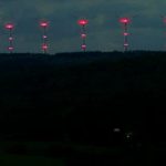 Das nächtliche Dauerblinken von Windrädern soll in Schleswig-Holstein bald der Vergangenheit angehören.