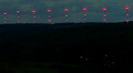 Das nächtliche Dauerblinken von Windrädern soll in Schleswig-Holstein bald der Vergangenheit angehören.