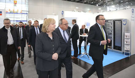 NRW-Ministerpräsidentin Hannelore Kraft beim Messe-Rundgang auf der Energy Storage Europe 2017.