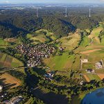 Der Naturstromspeicher in Gaildorf kombiniert einen Windpark mit einem Pumpspeicherkraftwerk.