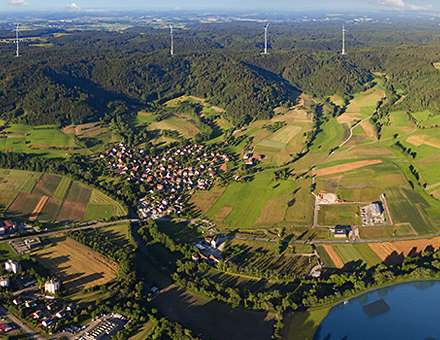 Der Naturstromspeicher in Gaildorf kombiniert einen Windpark mit einem Pumpspeicherkraftwerk.