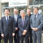 Vertreter der sieben Stadtwerke-Kommunen und die Geschäftsführung der Stadtwerke Tecklenburger Land führten einen regen Austausch mit der Delegation aus Japan.