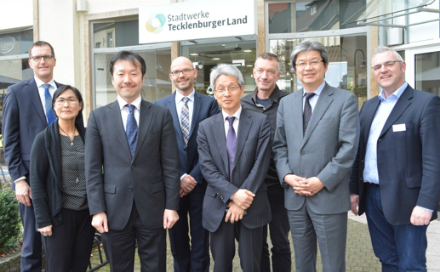 Vertreter der sieben Stadtwerke-Kommunen und die Geschäftsführung der Stadtwerke Tecklenburger Land führten einen regen Austausch mit der Delegation aus Japan.