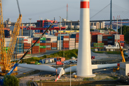 Windauptstadt Hamburg: Im Hamburger Hafen werden hochmoderne Windkraftanlagen errichtet