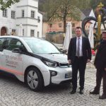 Bürgermeister Christian Wagner (l.) ist zufrieden mit dem BMW i3