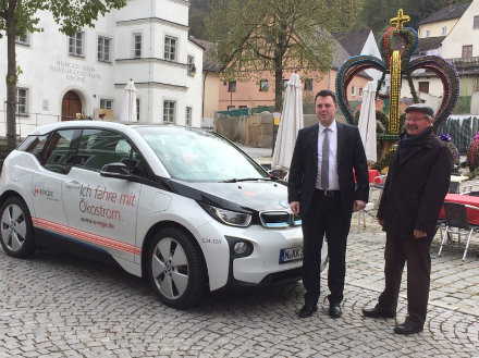 Bürgermeister Christian Wagner (l.) ist zufrieden mit dem BMW i3