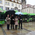 Startschuss bei Regen: Regensburger Elektrobusflotte fährt emissionsfrei durch die Altstadt.