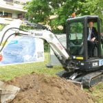 Baggerbiß: OB Werner Spec und Peter Danylak starten den Breitbandausbau in Ludwigsburg.