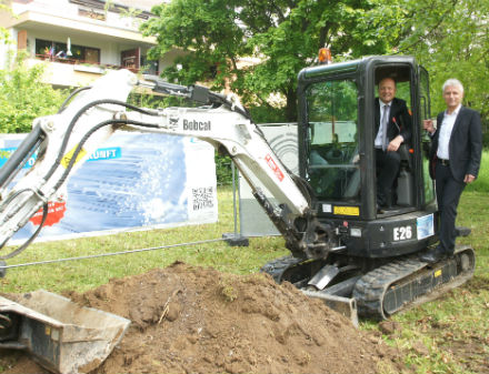 Baggerbiß: OB Werner Spec und Peter Danylak starten den Breitbandausbau in Ludwigsburg.