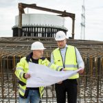 Stadtwerke-Bauleiter Maik Südhoff (l.) und technischer Geschäftsführer Dr. Dirk Wernicke am Fundament der Anlage Raringheide.