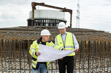 Stadtwerke-Bauleiter Maik Südhoff (l.) und technischer Geschäftsführer Dr. Dirk Wernicke am Fundament der Anlage Raringheide.