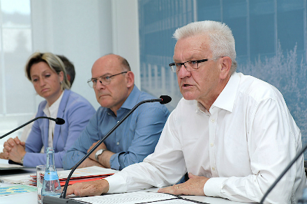 Regierungspressekonferenz in Stuttgart zum Ausbau der Förderung der Elektromobilität im Land Baden-Württemberg.