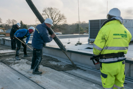 Während der Bauarbeiten: Der WEMAG-Batteriespeicher bekommt seine Betondecke.