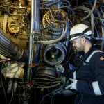 Mit einem speziellen Endoskop untersuchen Techniker eine Gasturbine im GuD-Heizkraftwerk der Stadtwerke Münster.