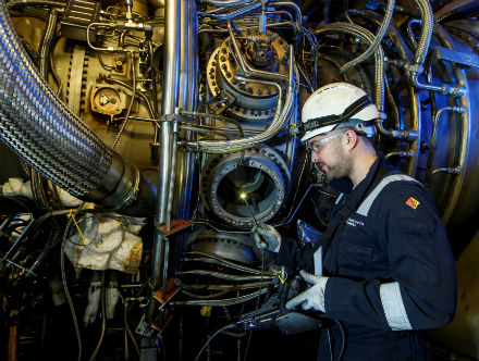 Mit einem speziellen Endoskop untersuchen Techniker eine Gasturbine im GuD-Heizkraftwerk der Stadtwerke Münster.