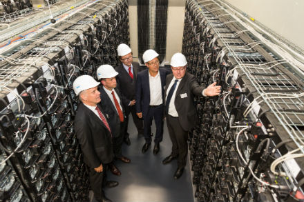 Rundgang im Speicher: Das zweite Batteriespeicherkraftwerk der WEMAG ist ans Netz gegangen.