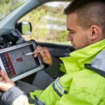 Innovative GIS-Nutzung: Mobiler Servicetechniker des Bayernwerks aktualisiert Netzdaten vor Ort.