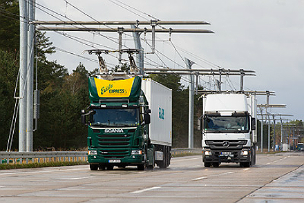 Der E-Highway versorgt Lkw über eine Oberleitung mit Strom.