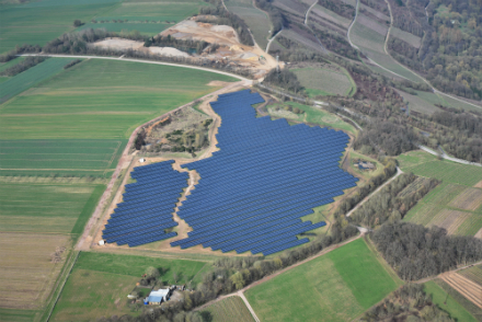 Die Photovoltaik-Anlage Klüsserath wurde auf dem Gelände einer ehemaligen Kiesgrube errichtet.