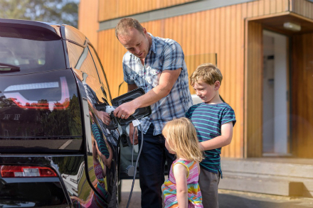 Wie ökologisch ist das Fahren eines Elektroautos tatsächlich? Eine repräsentative Umfrage des Forsa-Instituts im Auftrag des EEHH gibt Antworten.