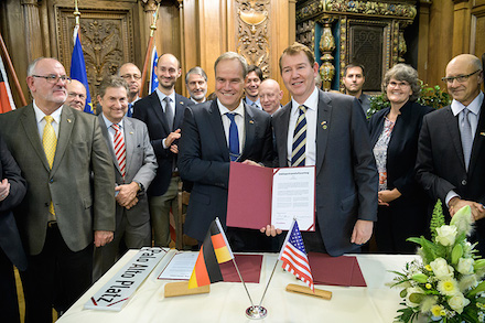 Vertragsunterzeichnung zur Städtepartnerschaft zwischen Heidelberg und Palo Alto in Heidelberg.