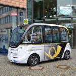 Ein autonom fahrender SmartShuttle pendelt auf einer vorgegebenen Teststrecke im Innenhof der SWM-Zentrale.