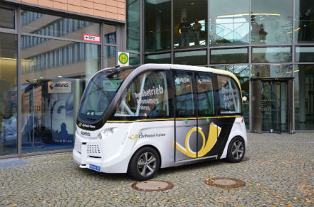 Ein autonom fahrender SmartShuttle pendelt auf einer vorgegebenen Teststrecke im Innenhof der SWM-Zentrale.