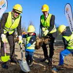 Vattenfall Wärme-Chef Gunther Müller (l.) und Staatssekretär Stefan Tidow mit zwei Mitarbeiterkindern beim Ersten Spatenstich für die neue Power-to-Heat-Anlage.