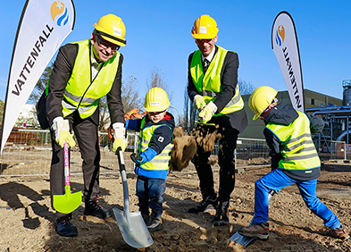 Vattenfall Wärme-Chef Gunther Müller (l.) und Staatssekretär Stefan Tidow mit zwei Mitarbeiterkindern beim Ersten Spatenstich für die neue Power-to-Heat-Anlage.