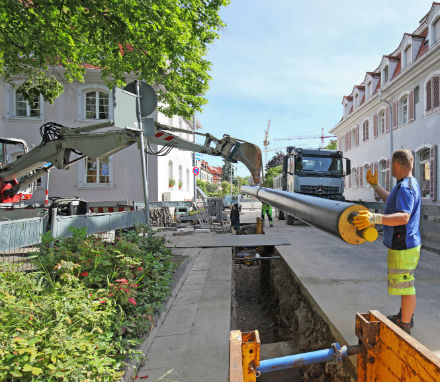 Verlegung von Nahwärmerohren: Kommunale Gebäude als Kernelement eines Wärmenetzes im Ortsteil.