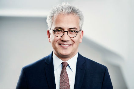 Hessens Wirtschaftsminister Tarek Al-Wazir: „Mit dem Mobilitätsfördergesetz unterstützen wir Hessens Städte und Gemeinden bei der Umsetzung einer zukunftsfähigen Verkehrspolitik.“