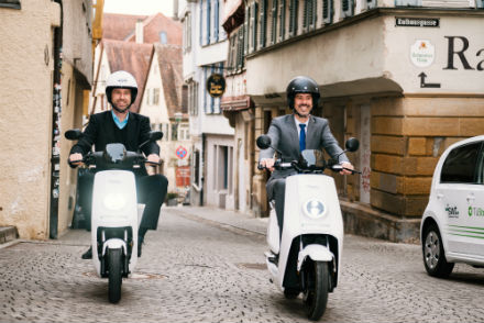 Auf E-Roller-Probefahrt durch Tübingens Altstadt: Oberbürgermeister Boris Palmer (l.) und swt-Geschäftsführer Dr. Achim Kötzle.