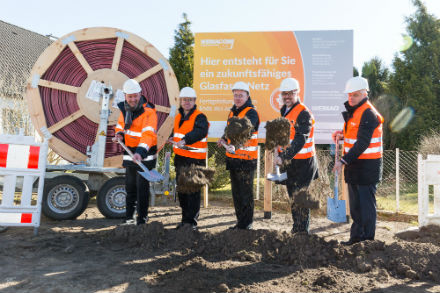 Symbolischer Spatenstich für den Breitband-Ausbau in der Gemeinde Siggelkow.