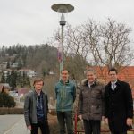 Schönbergs Bürgermeister Martin Pichler (rechts) macht sich ein Bild vom Erfolg der LED-Umrüstung.