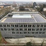 Auf dem Dach eines Erweiterungsbaus des hessischen Finanzministeriums wurde eine über 400 Quadratmeter große Solaranlage installiert.