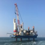 Installation des ersten Fundaments: Der Windpark Borkum Riffgrund 2 wird ohne Subventionen realisiert.