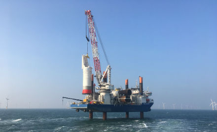 Installation des ersten Fundaments: Der Windpark Borkum Riffgrund 2 wird ohne Subventionen realisiert.