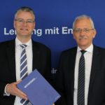 Der Mainova-Vorstandsvorsitzende Dr. Constantin H. Alsheimer (l.) und Mainova-Vorstandsmitglied Norbert Breidenbach präsentieren den aktuellen Geschäftsbericht 2017.