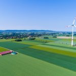 Die Landesregierung Schleswig-Holsteins will die Abstände zwischen Windkraftanlagen und Siedlungen vergrößern.