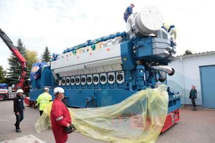 Der rund 130 Tonnen schwere Erdgasmotor ist im September 2017 mit Spezialtransporten vom finnischen Hersteller Wärtsilä geliefert worden.