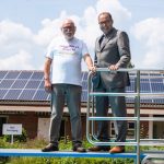 Freibad-Vereinsvorsitzender Helmut Wisniewski (l.) und Bürgermeister Bernd Romanski im Freibad von Hamminkeln