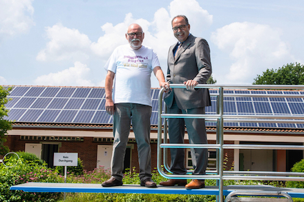 Freibad-Vereinsvorsitzender Helmut Wisniewski (l.) und Bürgermeister Bernd Romanski im Freibad von Hamminkeln