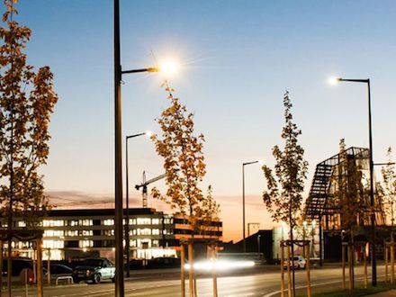 Intelligente Lichtmasten im Münchner Gebiet Neuaubing-Westkreuz erhellen die Nacht und erheben Umwelt- und Verkehrsdaten.