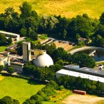 An der Abwasser-Kläranlage der Stadtwerke Lemgo wird die Wärmepumpe gebaut.