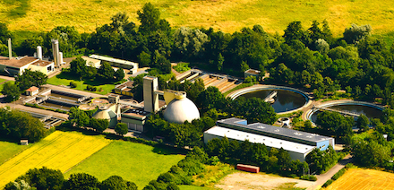 An der Abwasser-Kläranlage der Stadtwerke Lemgo wird die Wärmepumpe gebaut.