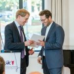 Ministerpräsident Daniel Günther (l.) überreicht Jan Philipp Albrecht die Ernennungsurkunde zum Umwelt- und Digitalisierungsminister Schleswig-Holsteins.