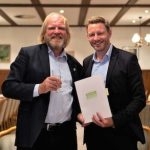 Präsentieren den Liefervertrag: Reinhard Christiansen vom Bürgerwindpark Ellhöft (links) und Nils Müller von Greenpeace Energy.