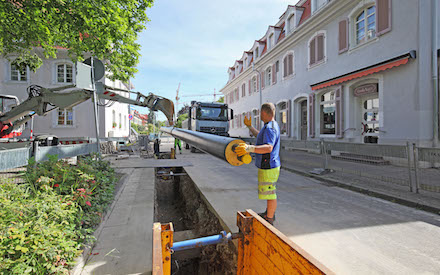 Die Verlegung von Rohren für Wärmenetze ist ein wichtiger Beitrag zur Energiewende und zum Klimaschutz vor Ort.