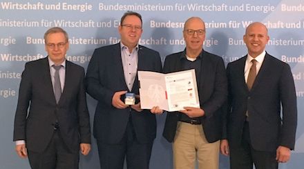 Das erste Zertifikat für ein Smart Meter Gateway wurde übergeben.