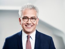 Der hessische Wirtschaftsminister Tarek Al-Wazir drängt auf einen weiteren Ausbau regenerativer Energiequellen.